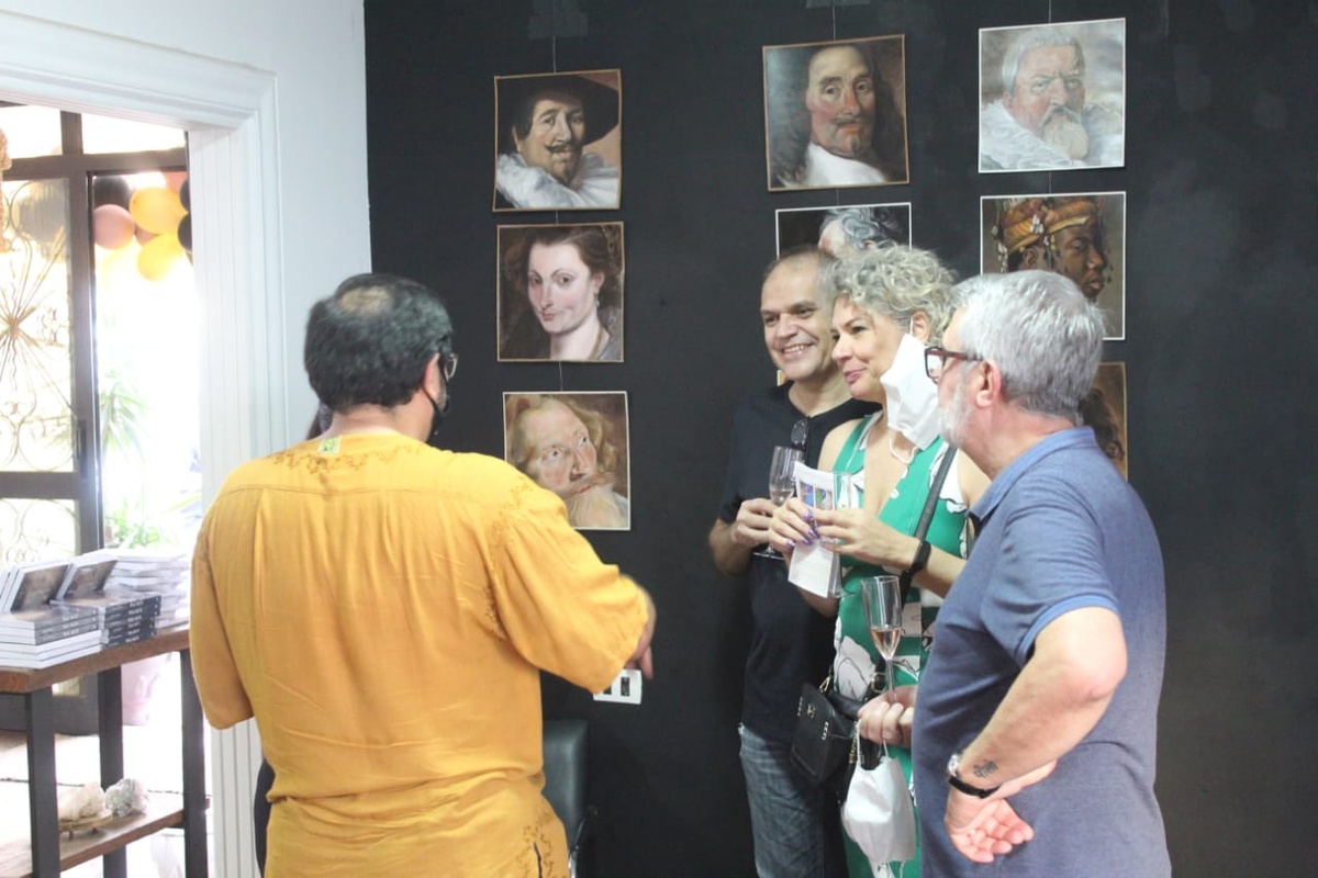 Guests at the wall of classical portrait studies, 2021