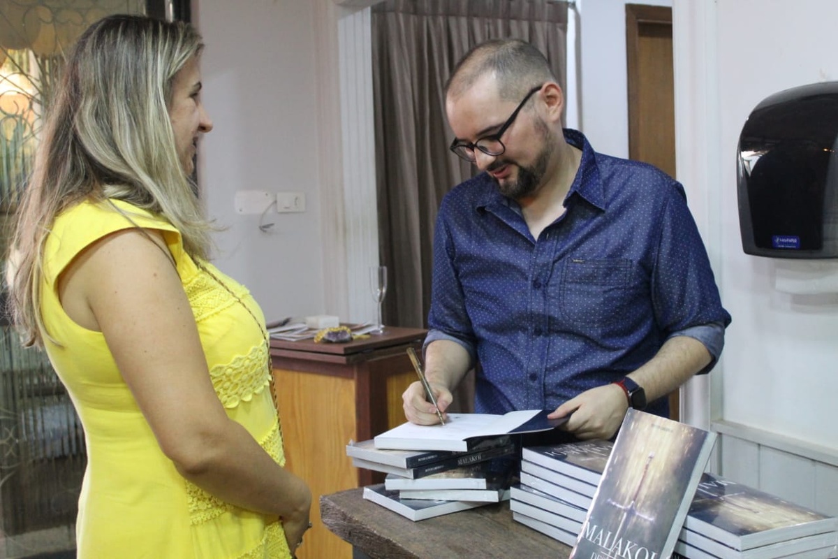 Régis Souto signing Malakoi – Desviado for a reader, 2021